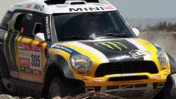 <b>MINI 'MAXI'. </b>Nani con su Mini adaptado para competir en el Dakar.