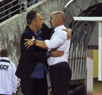 El entrenador del Granada, Joaquín Caparrós, saluda al del Rayo Vallecano, Paco Jémez.