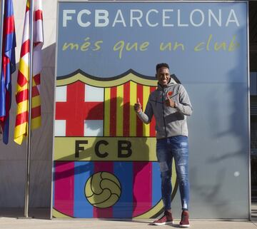 Su talla impresiona, el 'obelisco' pasó sin problema sus pruebas médicas y así se convirtió en jugador del Barcelona
