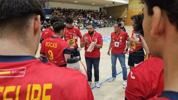 Nacho Moyano, en el centro, dando instruciones.