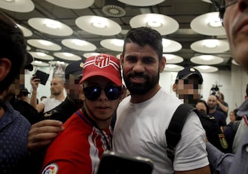 Locura por Diego Costa en su llegada a Madrid