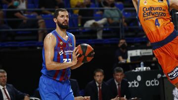 Nikola Mirotic amaga un triple ante Jaime Pradilla en la semifinal de la Supercopa Endesa entre el Bar&ccedil;a y el Valencia.