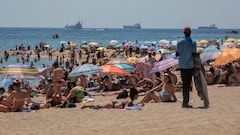 Varias personas se protegen del sol en la playa de la Barceloneta, a 13 de julio de 2022, en Barcelona, Catalunya (España). La intensa y extensa ola de calor llega hoy a su momento cumbre, aunque ese pico se mantendrá durante varios días seguidos, según la predicción de la Agencia Estatal de Meteorología (AEMET), que prevé récord de temperaturas máximas y mínimas. La segunda ola de calor del verano de 2022 comenzó oficialmente el pasado domingo 10 de julio y se prolongará, al menos, durante toda esta semana, e incluso principios de la próxima.
13 JULIO 2022;TIEMPO;CLIMA;CAMBIO CLIMÁTICO;CALOR;ALTAS TEMPERATURAS;METEOROLOGÍA;ARENA;ARENA QUEMA;SOMBRILLA;RED VOLEYBOL;SOMBRILLAS;MAR;CORRER;
David Zorrakino / Europa Press
13/07/2022