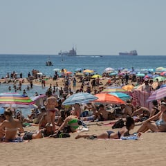 La solución definitiva para no llenar la toalla de arena en la playa