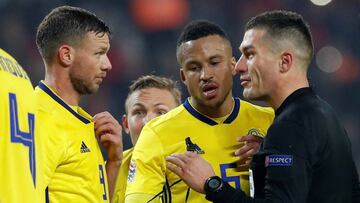 Marcus Berg (dorsal número 9, sujetándose la camiseta) dialoga con el árbitro Istvan Kovacs durante el Turquía-Suecia de la 5ª jornada de la Liga de Naciones.