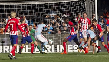 Pablo Hern&aacute;ndez, del Celta, no consigue rematar entre la tupida defensa del Atl&eacute;tico.