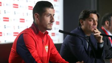 GRAF8550. MADRID, 20/04/2018.- El entrenador del Sevilla F.C, Vincenzo Montella (d) y el defensa Sergio Escudero, durante la rueda de prensa previa a la final de la Copa del Rey de fútbol que jugarán mañana ante el Barcelona en el est