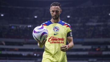 Miguel Layún durante un partido con el América.