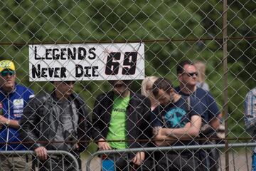 69 segundos de silencio de la parrilla de MotoGP en Mugello por el fallecimiento de Nicky Hayden tras ser atropellado por un coche cuando practicaba ciclismo.