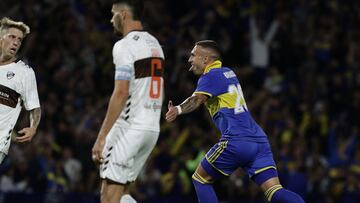 Boca Juniors' forward Norberto Briasco (R) celebrates after scoring the team�s third goal against Platense during the Argentine Professional Football League Tournament 2023 match at La Bombonera stadium in Buenos Aires, on February 19, 2023. (Photo by ALEJANDRO PAGNI / AFP)