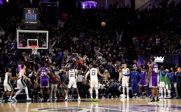 Los Kings, uno de los peores equipos de la NBA, se han dado una alegría navideña ante unos Mavs sin Doncic, fuera por los protocolos anti-COVID. Chimezie Metu pasó de ser un reserva a todo un héroe con un triple sobre la bocina que tumbó a la franquicia texana (95-94). Porzingis, el mejor de Dallas, falló en la jugada anterior.