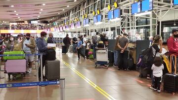 Santiago, 4 abril 2021.
Un alto flujo de pasajeros se observa el Aeropuerto AMB antes del cierre total de fronteras por pandemia de coronavirus.
Victor Ruiz Caballero/Atonchile