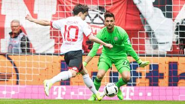 Munich (Germany), 22/04/2017.- Mainz&#039; Bojan Krkic (L) scores the 1-0 lead against Bayern Munich&#039;s goalkeeper Sven Ulreich (R) during the German Bundesliga soccer match between Bayern Munich and FSV Mainz 05 in Munich, Germany, 22 April 2017. (Alemania) EFE/EPA/CHRISTIAN BRUNA (EMBARGO CONDITIONS - ATTENTION: Due to the accreditation guidelines, the DFL only permits the publication and utilisation of up to 15 pictures per match on the internet and in online media during the match.)