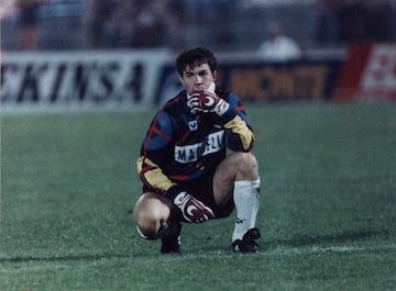 Fichó por el Club Atlético de Madrid en 1982 para jugar en las categorías inferiores hasta que, en la temporada 1986/87, le llegó la oportunidad de jugar con el primer equipo. En 1991 batió el récord de imbatibilidad mundial. Con el Atleti ganó dos Copas del Rey.  
