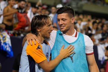 El centrocampista del Real Madrid, Luka Modric, saluda al jugador del Milan, Luka Jovic. 

 


Associated Press / LaPresse
Only italy and Spain