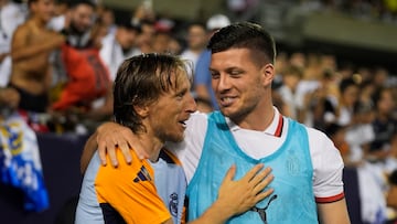 El centrocampista del Real Madrid, Luka Modric, saluda al jugador del Milan, Luka Jovic. 
 
Associated Press / LaPresse
Only italy and Spain