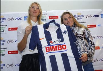 La tenista rusa recibió de regalo la playera de Rayados en una de sus presentaciones en el estado de Nuevo León