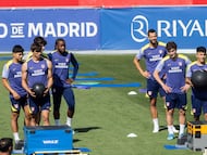 Hancko y Lookman, con el grupo durante el entrenamiento del Atlético.