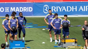 Hancko y Lookman, con el grupo durante el entrenamiento del Atlético.