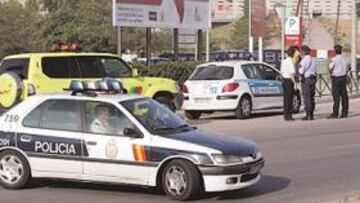 <b>POLICÍA. </b>Despligue de las fuerzas de seguridad poco después de que estallase el coche bomba en Madrid.