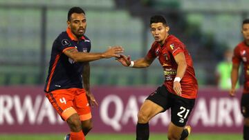 CDA101. CARACAS (VENEZUELA), 03/03/2021.- Leonardo Flores (d) de Caracas disputa un balón con Leandro Fleitas de Cesar Vallejo hoy, en un partido de la primera fase de la Copa Libertadores entre Caracas FC y Cesar Vallejo en el estadio Olímp