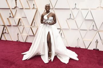 Cynthia Erivo, nominada al Oscar a la mejor actriz por 'Harriet', lució un vestido blanco, bordado y de un solo hombro con falda vaporosa. 