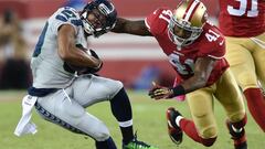 Antoine Bethea placa a Doug Baldwin durante un partido de la NFL de la temporada 2015.