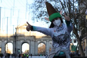 Miles de corredores despiden el año en Madrid en la 50 edición de la San Silvestre Vallecana.