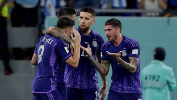 DOHA, QATAR - NOVEMBER 30: (L-R) Julian Alvarez of Argentina, Enzo Fernandez of Argentina, Nicolas Otamendi of Argentina, Rodrigo de Paul of Argentina  during the  World Cup match between Poland  v Argentina at the Stadium 974 on November 30, 2022 in Doha Qatar (Photo by Eric Verhoeven/Soccrates/Getty Images)