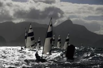 RIO DE JANEIRO, BRAZIL - AUGUST 12: The Men's Laser class competes on Day 7 of the Rio 2016 Olympic Games at Marina da Gloria on August 12, 2016 in Rio de Janeiro, Brazil. (Photo by Clive Mason/Getty Images)