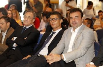 El delantero portugués del Real Madrid, Cristiano Ronaldo, tras firmar hoy con el presidente de la entidad madridista, Florentino Pérez, su renovación como futbolista del equipo, en el que jugará hasta junio de 2018.