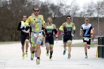 Los duatletas madrile?os Manuel D¨ªaz y Beatriz Molina cosecharon dos trabajadas victorias en la tercera edici¨®n del Du Cross Alcobendas. La localidad recibi¨® a 170 duatletas con el parque natural de Valdelatas como escenario ideal para esta pr¨¢ctica deportiva. El pr¨®ximo reto del circuito ser¨¢ el s¨¢bado 11 de mayo en Villanueva de la Ca?ada.
