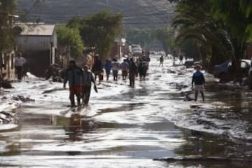 La cantidad de lluvia caída en poco tiempo en Copiapó, una zona desértica del norte de Chile, provocó el desborde del río y aluviones de barro y escombros. Chañaral también sufrió duras consecuencias.