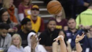 Kevin Love lanza ante la defensa de Tarik Black.