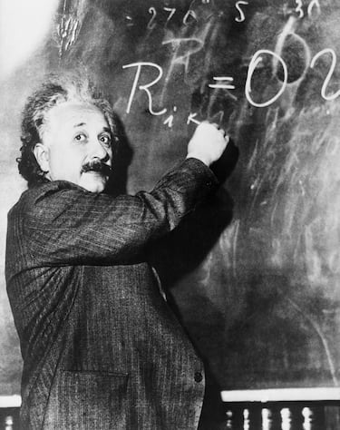 El físico teórico Albert Einstein escribe una ecuación en la pizarra. El lugar de la fotografía es el Instituto Tecnológico de California.