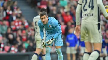 El portero osasunista fue el gran responsable de que su equipo rascase un empate (0-0) en San Mamés. Habitual suplente de Sergio Herrera, Aitor cuajó un partidazo reivindicando su figura.