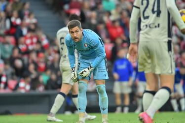 El portero osasunista fue el gran responsable de que su equipo rascase un empate (0-0) en San Mamés. Habitual suplente de Sergio Herrera, Aitor cuajó un partidazo reivindicando su figura.