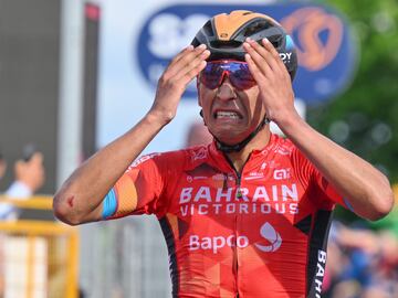 Lavarone (Italy), 25/05/2022.- Colombian rider Santiago Buitrago of Team Bahrain celebrates winning 17th stage of the Giro d'Italia 2022 cycling race, over 168 kilometers from Ponte di Legno to Lavarone, 25 May 2022. (Ciclismo, Bahrein, Italia) EFE/EPA/MAURIZIO BRAMBATTI
