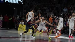 Facundo Campazzo, base del Real Madrid, defiende a Markus Howard, escolta del Baskonia.