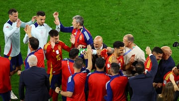 Soccer Football - Euro 2024 - Group B - Spain v Italy - Arena AufSchalke, Gelsenkirchen, Germany - June 20, 2024 Spain players, coach Luis de la Fuente and staff celebrate after the match REUTERS/Kacper Pempel