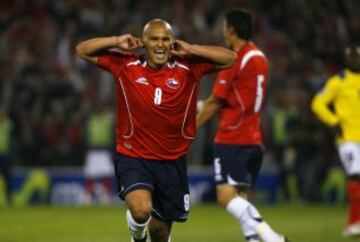 14 de octubre de 2009: Ya clasificado al Mundial de Sudáfrica 2010, Chile vence 1-0 a Ecuador en el último partido de las Eliminatorias. Gol de Humberto Suazo.