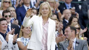 Martina Navratilova saluda a los espectadores en la pista central de Wimbledon en la edici&oacute;n de 2015.