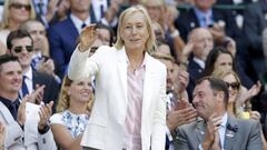 Martina Navratilova saluda a los espectadores en la pista central de Wimbledon en la edici&oacute;n de 2015.