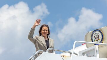 U.S. Vice President Kamala Harris boards Air Force Two as she leaves Pope Army Airfield after campaigning in Fayetteville, North Carolina, U.S., July 18, 2024. REUTERS/Kevin Mohatt