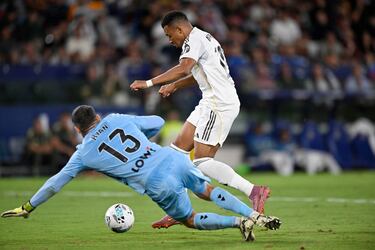 1-4. Arda Güler asiste al delantero francés y en el mano a mano, regatea a Matthew Ryan para marcar a puerta vacía. Segundo tanto en su cuenta particular.