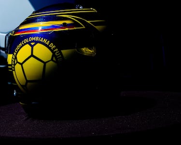 Sebastián Montoya y el casco en homenaje a los 100 años de la FCF