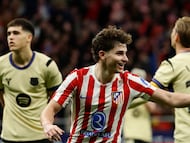MADRID, 12/02/2026.- El delantero del Atlético de Madrid Julián Álvarez celebra su gol, cuarto del equipo rojiblanco, durante el partido de ida de la semifinales de la Copa del Rey que Atlético de Madrid y FC Barcelona disputan este jueves en el estadio Metropolitano, en Madrid. EFE/Mariscal