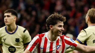 MADRID, 12/02/2026.- El delantero del Atlético de Madrid Julián Álvarez celebra su gol, cuarto del equipo rojiblanco, durante el partido de ida de la semifinales de la Copa del Rey que Atlético de Madrid y FC Barcelona disputan este jueves en el estadio Metropolitano, en Madrid. EFE/Mariscal