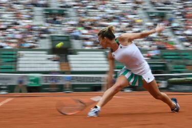 Simona Halep through to fourth round with Kasatkina victory