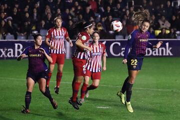 La jugadora del Barcelona Martens remata de cabeza.
